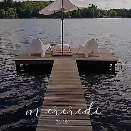 La cabane au bord du lac Neuvic  Extérieur photo