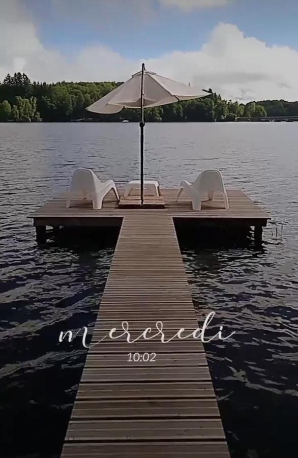 La cabane au bord du lac Neuvic  Extérieur photo