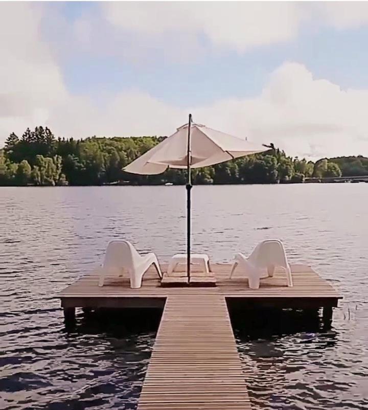 La cabane au bord du lac Neuvic  Extérieur photo