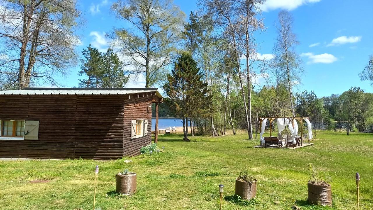 La cabane au bord du lac Neuvic  Extérieur photo